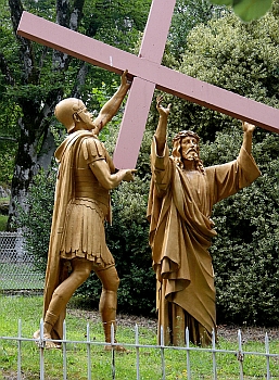  Station 2 : Jesus nimmt sein Kreuz auf sich 