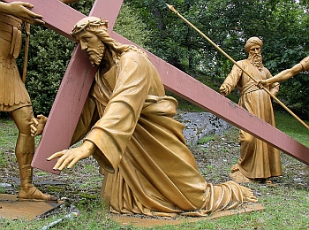  Station 3 : Jesus fällt zum ersten Mal unter dem Kreuz 
