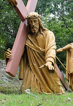  Station 3 : Nahaufnahme - Jesus fällt unter dem Kreuz 