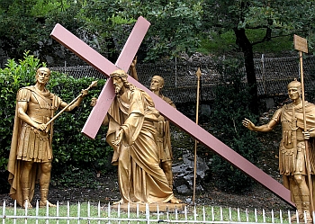  Station 4 : Jesus begegnet seiner Mutter ( Totale ) 