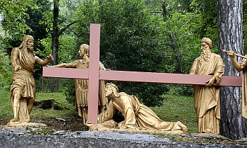  Station 7 : Jesus fällt zum zweiten Mal unter dem Kreuz 