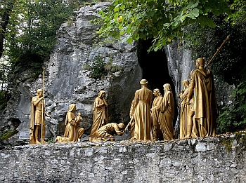  Station 14 : Jesus wird in's Grab gelegt 