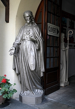  Lebensgroe Jesus-Figur am Eingang 