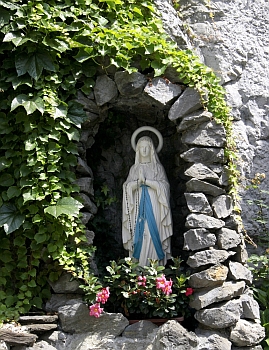  Kleine Grotte mit betender Maria 